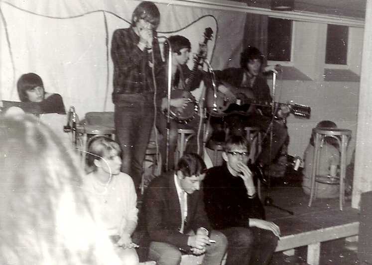 1967, Thomaskelder, Amsterdam. Ons eerste officiële optreden in de kelder van de kerk waar Jaap's vader dominee was.