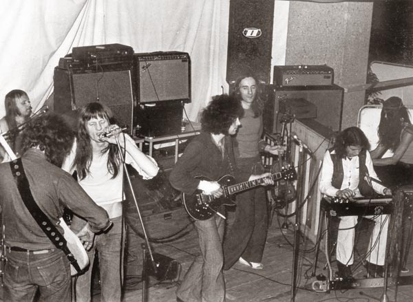 1974. Onze afscheidstournee duurt van 12 april tot 11 mei. Ons laatste concert is in een uitverkocht Paradiso. 1800 mensen zaten in de zaal, nimmer waren er zoveel geweest en zouden er daarna nog komen. De veiligheidseisen werden later aangescherpt omdat tijdens het concert de vloer dreigde door te zakken. Peter de Vries is onze bassist. (Fotograaf onbekend)