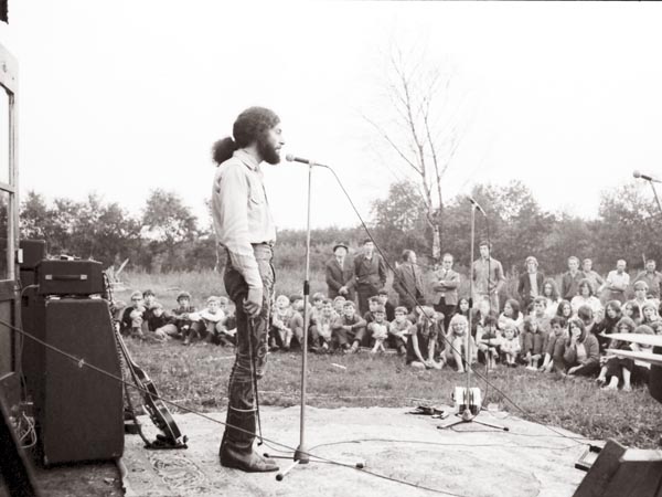 1970, 24 april, Neerkant. We geven een free concert op het erf van onze boerderij. Zo goed als het hele dorp is toegestroomd.