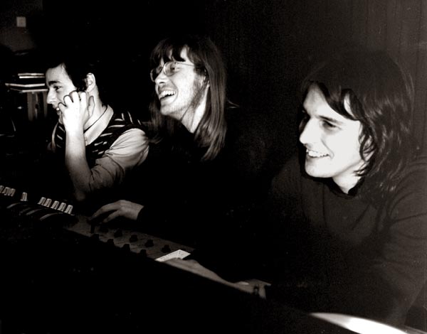 1970, januari. Bovema Studio, Heemstede. De technische staf. André Hooning, technicus en Wim Noordhoek en Rik Zaal, producers. (Foto Molly Mackenzie)