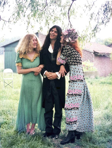 1972, zomer. Tijdens de opnames. Pita, Ernst, Marianne. Hoe gelukkig kan een mens zijn... (Foto Molly Mackenzie)