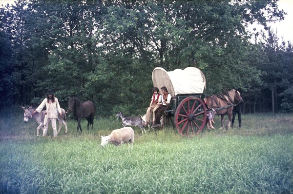 1972, zomer. Flip Jansen maakt de film Avontuur met een geheimzinnigen Spieghelman. De zigeunerscène met Appie, Joost en Frits. (Foto Molly Mackenzie)