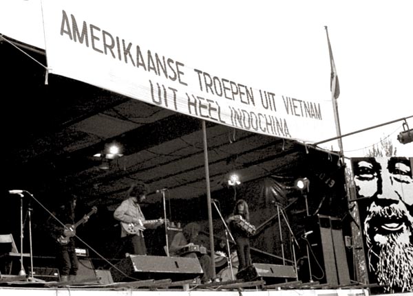 1972, 30 april. Het Amsterdamse Bos, omgedoopt tot Viet-Nam weide. We hadden een abonnement op benefietconcerten. In dit geval betrof het Jongeren voor Vietnam. Geheel rechts Ho Chi Minh.