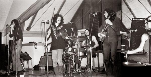 1973. 'Van 27februari t/m 2 maart zijn we op tournee door Denemarken. Wat een feest! Ten eerste is er daar een overschot aan meisjes, ten tweede denken ze dat we echte popsterren zijn. Beauty! roepen ze naar mij (zeker nog nooit lang zwart haar gezien). Ik kan het nauwelijks geloven, ook niet als ik later in de menigte van alle kanten wordt beetgegrepen en gekust.' (Foto's Lars Flænø Nielsen)