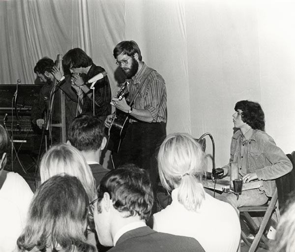 1967. Amsterdam, roeiclub Neptunus. Let op de keurige witte boordjes van het publiek. Jaap speelt wasbord, ik voor het eerst piano. Cor van Sliedregt zingt 'I'm Sorry'.
