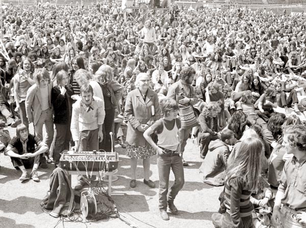 1972, 22 mei. Amsterdam, het Olypisch Stadion. Het Amsterdams Rockcircus. Frits met zijn mengpaneel (we spelen op onze eigen piepkleine zaalinstallatie) midden op het veld. (Foto Molly Mackenzie)