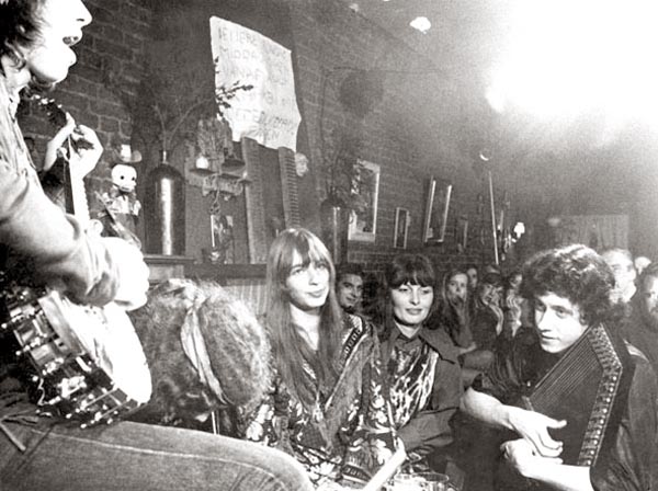1969, Amsterdam, Het Kloppertje. Jaap op banjo, Joost met haarband. Daarnaast Nettie en Arlo Guthrie, zoon van Woody Guthrie, op autoharp, met vriendin.