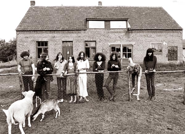 1971, juni. We hebben een aantal optredens gedaan met de Pearls Before Swine. Twee van hen blijven een week bij ons logeren. We spelen dag en nacht. V.l.n.r. Gordon Hayes (bassist), achter Appie Jon Tooker (dobro, hij zou nog meespelen op Watching The Evening Sun), Jan, Josée, Frits, Joost, Jaap, Paul de Jong, Ernst)