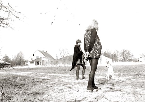1972, voorjaar op de boerderij. Nettie en Pita. (Foto Molly Mackenzie)