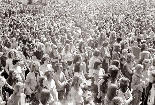 1972, 22 mei. Amsterdam, het Olypisch Stadion. Het Amsterdams Rockcircus. Het veld. (Foto Molly Mackenzie)