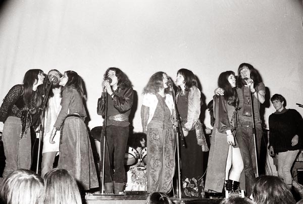 1970, december. Paadiso, Amsterdam. Ook de meisjes. V.l.n.r. Nettie, Frits, Josée, Jaap, Pita, Marianne W., Marianne B., Huib.