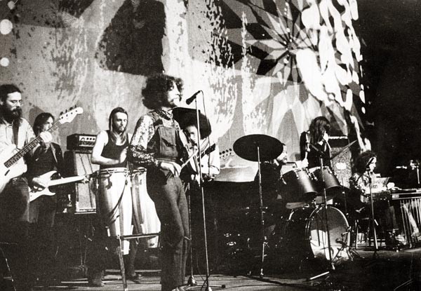 1972, 3 december, Arnhem, Schouwburg. We doen een uitgebreide tournee met Redwing, een Amerikaanse Country-rockband. Een aantal nummers spelen we samen. (Fotograaf onbekend, Copyricht Arnhemse Courant)
