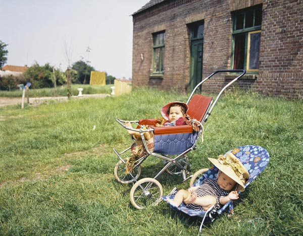 1972, zomer. Roosje en Eline. Zo waren er drie meisjes geboren op de boerderij. (Foto Molly Mackenzie)