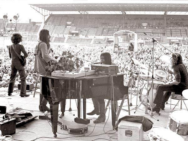 1972, 22 mei. Amsterdam, het Olypisch Stadion. Het Amsterdams Rockcircus, met onder anderen Donovan en Pink Floyd. Hier CCC met Spinnin' Spinnin'. (Foto Molly Mackenzie)
