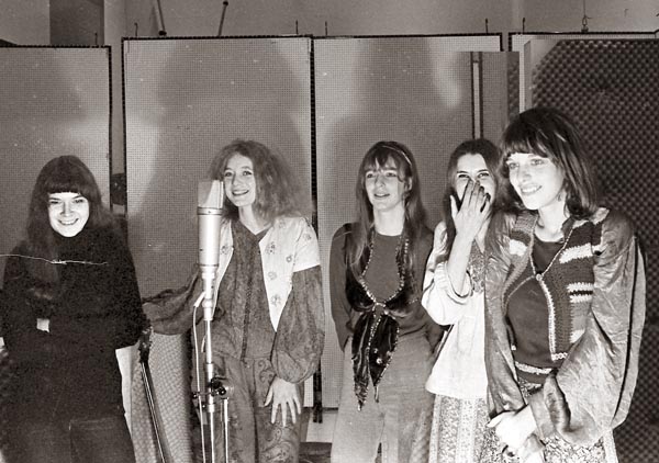 1970, januari. Bovema Studio, Heemstede. En de meisjes... Het nummer is On a Junction. (Foto Molly Mackenzie)